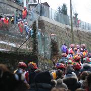 avant de défiler dans les ruelles.