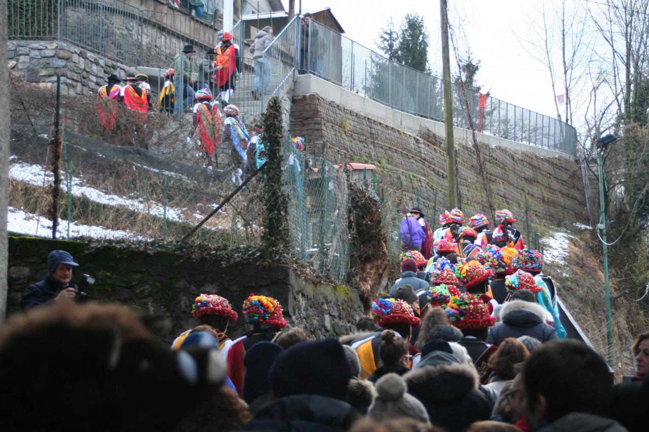 avant de défiler dans les ruelles