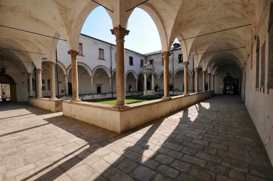 Le cloître qui accueille le festival