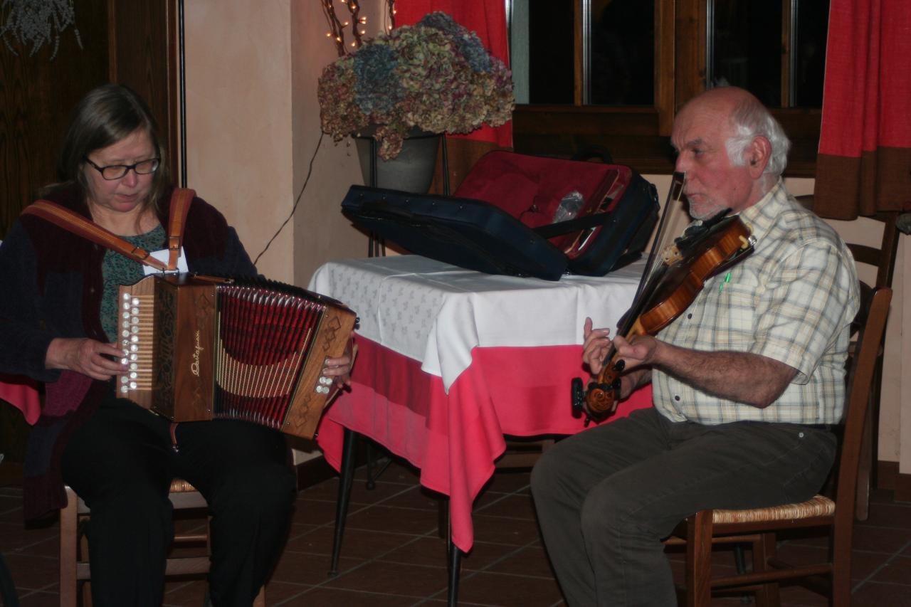 Le soir, musique avec Paivi et Jacques,